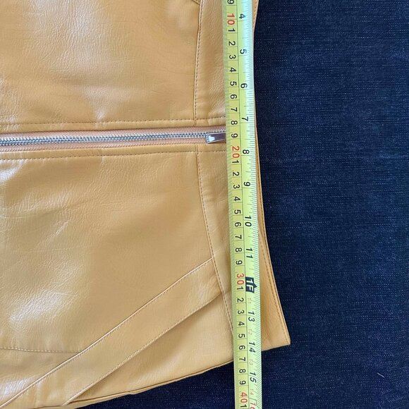 Yellow faux leather skirt. - Picture 4 of 9